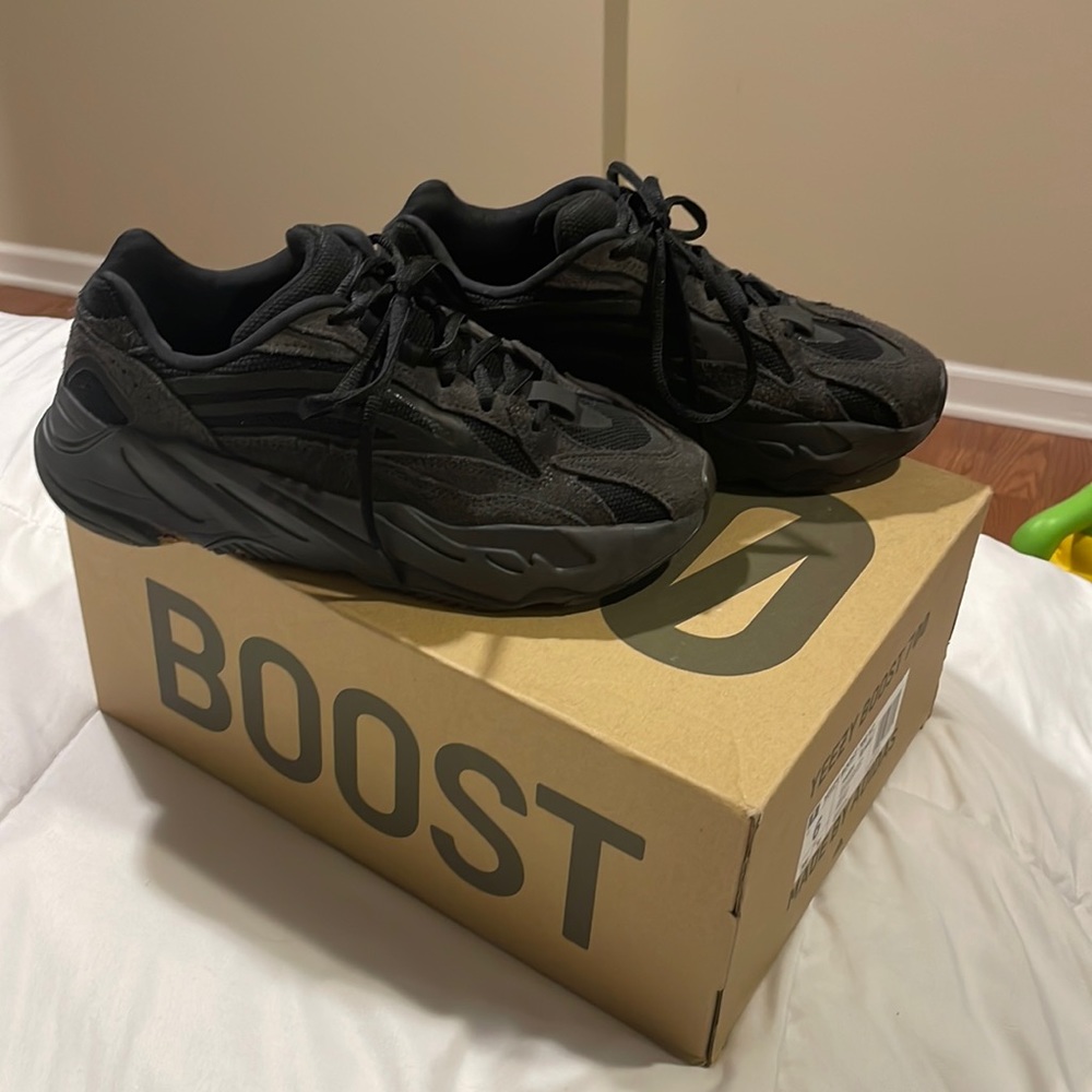 Black Yeezy Vanta kids size 6Y (men’s size 6 women’s size 7.5)